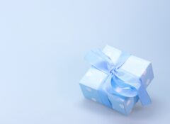 A light blue polka dot present.